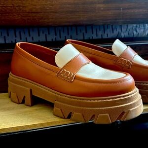 Alohas size 38 Leather Trail Blazer Loafers in Bicolor Tan Cream. Spain brand.